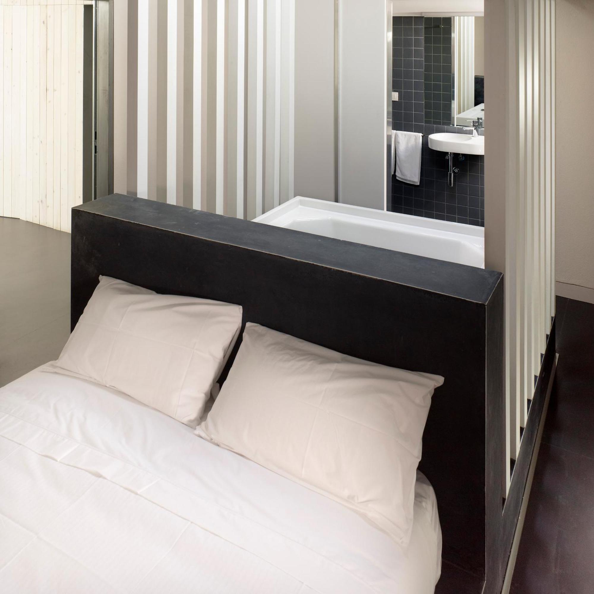 Deluxe Double Room Bath,682566474:JPEG